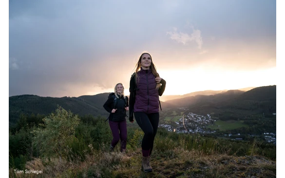 Zwei Wandererinnen unterwegs im Sonnenuntergang im Sauerland