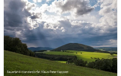 Malerischer Ausblick vom Wilzenberg bei aufziehendem Gewitter in den Sauerland-Wanderdörfern