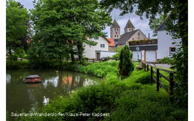 Blick auf das Kloster Flechtorf mit einem kleinen Teich