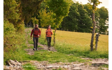Zwei Wanderer auf einem Wanderweg am Krutenberg