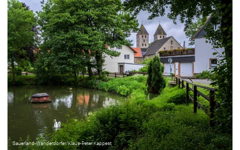 Blick auf das Kloster Flechtorf mit einem kleinen Teich