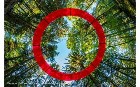 Landschaftstherapeutischer Weg mit roter Kreisinstallation