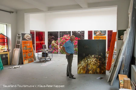 Ein Künstler zeigt seine Kunstwerke im DampfLandleute Museum in Eslohe