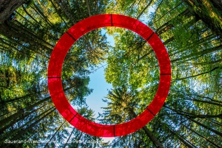Landschaftstherapeutischer Weg mit roter Kreisinstallation der sogenannte Feenkranz