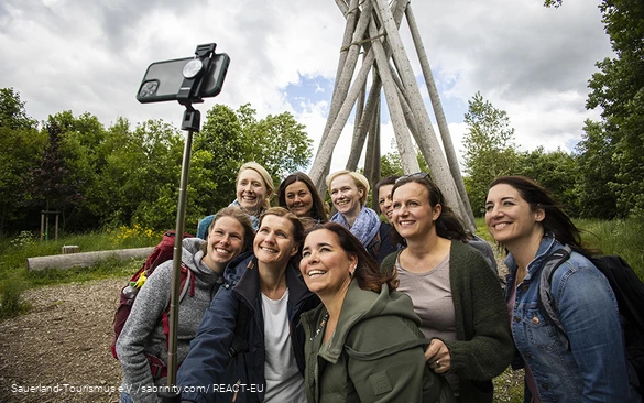 Gruppenselfie einer Frauengruppe am Kyrilltor im Sauerland