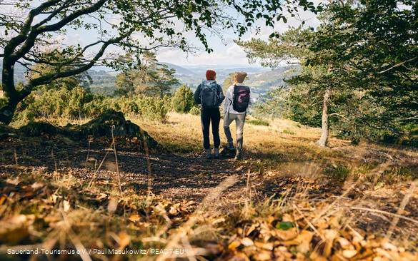 Zwei Wandererinnen genießenden Ausblick im Naturschutzgebiet Sonnenseite
