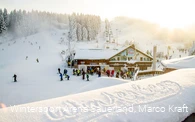wintersportarena_2016_skiliftkarussell_winterberg_wintersport_schrift_im_schnee_poppenberg_moeppis_huette_winter