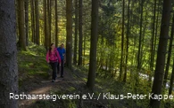 Zwei Personen wandern über die Rothaarsteig-Spur Sorper Panoramapfad