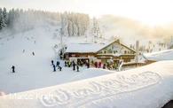 wintersportarena_2016_skiliftkarussell_winterberg_wintersport_schrift_im_schnee_poppenberg_moeppis_huette_winter