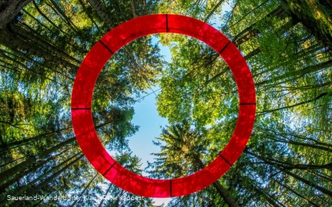 Landschaftstherapeutischer Weg mit roter Kreisinstallation